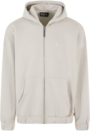 Lys grå zip-up hættetrøje lavet af blødt materiale. Har en foret hætte, frontlommer og broderet mærke-logo på brystet.