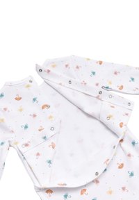 Body de algodón blanco con un patrón de paraguas multicolor, cierres a presión en el escote y las mangas, textura suave.