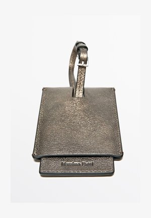 Metalen grijze leren kaarthouder met een getextureerde afwerking, voorzien van een vastgemaakte riem en een reliëfmerk aan de voorkant.