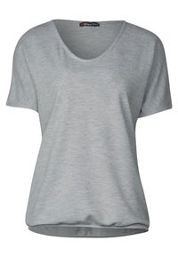 Jasnoszary top z krótkim rękawem i dekoltem w serek, wykonany z fakturowanej dzianiny, o luźnym kroju i lekko zaokrąglonym dole. Metka widoczna wewnątrz przy dekolcie.