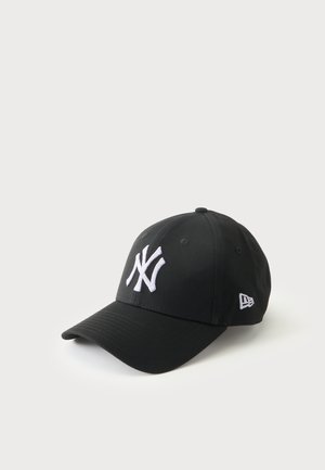 Casquette de baseball noire avec logo blanc des New York Yankees à l'avant et petit logo blanc New Era sur le côté, présentée sur un fond clair.