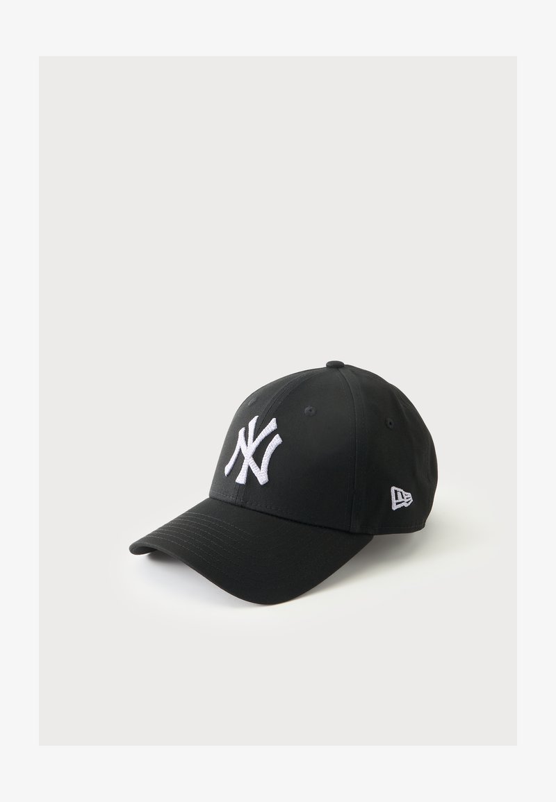Μαύρο καπέλο μπέιζμπολ με λευκό λογότυπο New York Yankees μπροστά και μικρό λευκό λογότυπο New Era στο πλάι, εμφανίζεται σε ανοιχτό φόντο.