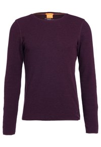 Lila långärmad stickad tröja med rund halsringning. Har en subtil textur och en liten logotypdetalj på fållen.