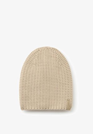 Czapka beanie w jasnym beżu, dzianinowa tekstura z pionowym ryflem, okrągły szczyt i mała metka z logo "Falconeri" z boku.