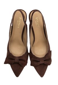 Brązowe zamszowe szpilki slingback z ostrym noskiem i kokardą na cholewce. Złoty nadruk logo wewnątrz buta. Tekurowana wkładka.