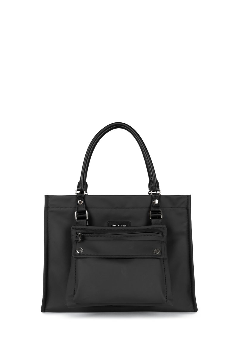 Borsa tote nera in nylon con due manici superiori, una tasca frontale con zip e dettagli in metallo argentato. Texture liscia e forma rettangolare.