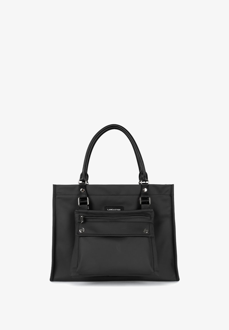 Borsa tote nera in nylon con due manici superiori, una tasca frontale con zip e dettagli in metallo argentato. Texture liscia e forma rettangolare.