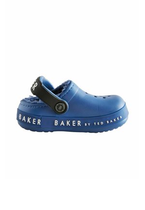 Blå gummiklipper med en tekstureret overflade, med en sort rem og hvid "BAKER by TED BAKER" branding langs siden.