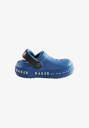 Mėlyni guminiai šlepetės su tekstūruota paviršiumi, turinčios juodą dirželį ir baltą "BAKER by TED BAKER" ženklą šone.