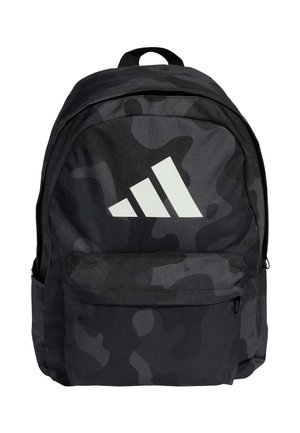 Mochila de camuflaje negra y gris oscuro con un bolsillo delantero con cremallera y un gran logo blanco estilizado de tres rayas en el compartimento principal.