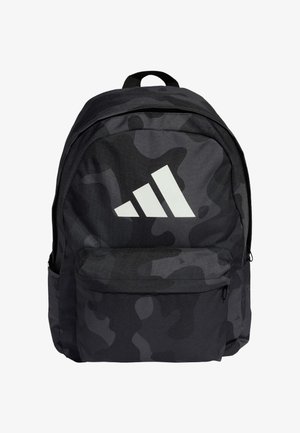 Mochila de camuflaje negra y gris oscuro con un bolsillo delantero con cremallera y un gran logo blanco estilizado de tres rayas en el compartimento principal.