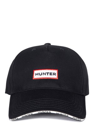 Zwarte honkbalpet met "HUNTER"-logo in wit en rood aan de voorkant en herhaald "HUNTER"-tekst op de rand van de gebogen klep.
