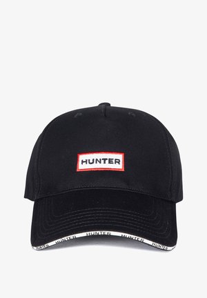 Czarna czapka z daszkiem z logo "HUNTER" w kolorze białym i czerwonym na przodzie oraz powtarzającym się napisem "HUNTER" na krawędzi zakrzywionego daszka.