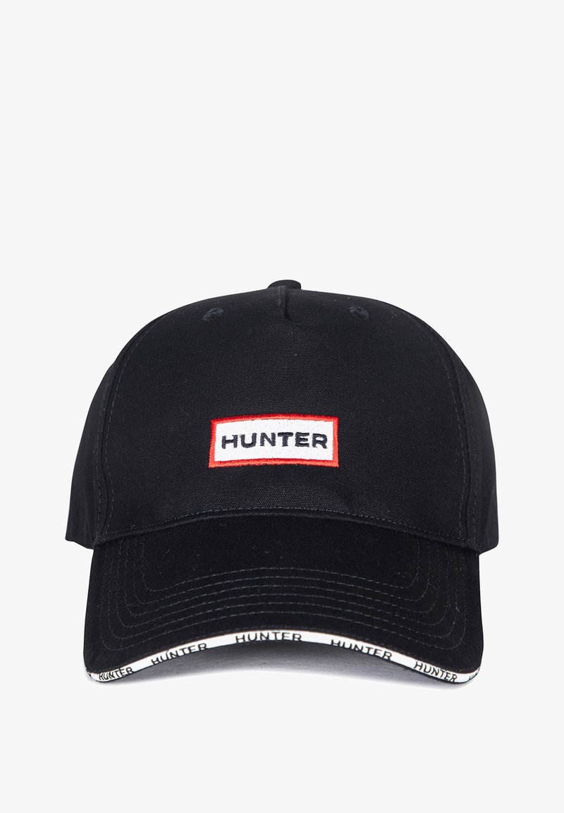 Casquette de baseball noire avec le logo "HUNTER" en blanc et rouge sur le devant, et texte "HUNTER" répété sur le bord de la visière incurvée.