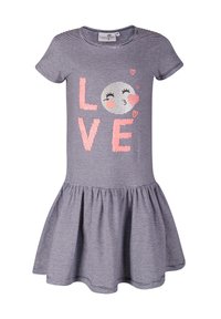 Pruhované šaty s krátkým rukávem a rozšířenou sukní, s růžovými flitrovými písmeny "LOVE" a stříbrnou emoji tváří, která posílá srdíčkovou pusu.