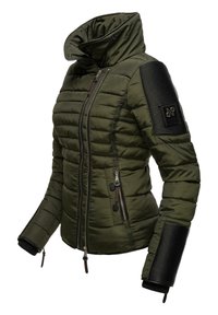 Giacca imbottita verde oliva con colletto alto, chiusura con zip e dettagli neri a coste sulle spalle. Presenta tasche laterali con zip.