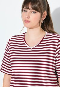Bordeaux en witte gestreepte short-sleeve V-hals t-shirt met een relaxte pasvorm. Stof lijkt zacht; eenvoudig ontwerp zonder extra patronen of accenten.