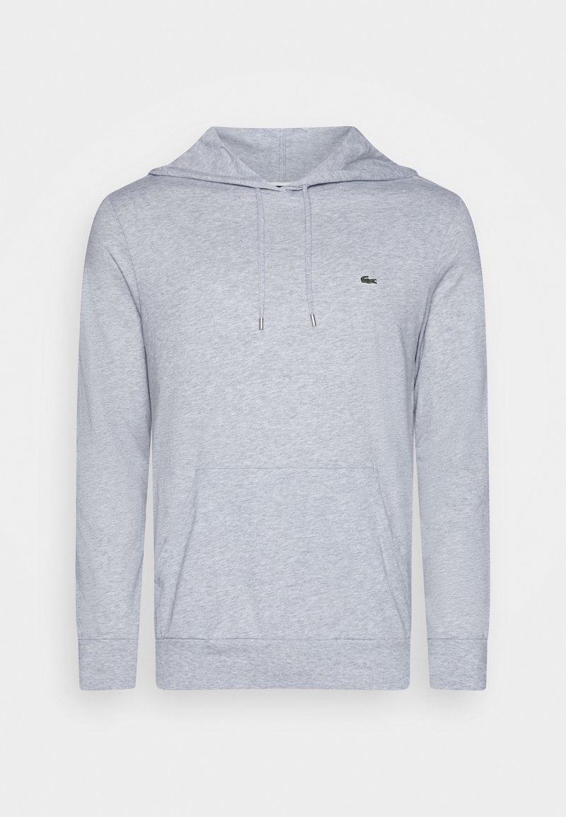 Jasnoszara bluza z kapturem, z przednią kieszenią i sznurkami. Na piersi znajduje się małe zielone logo. Wykonana z miękkiego, teksturowanego materiału.