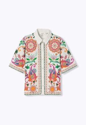 Chemise blanche à manches courtes boutonnée avec des motifs floraux et cachemire colorés en orange, rose, violet et vert, avec un col classique.