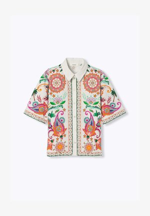 Chemise blanche à manches courtes boutonnée avec des motifs floraux et cachemire colorés en orange, rose, violet et vert, avec un col classique.