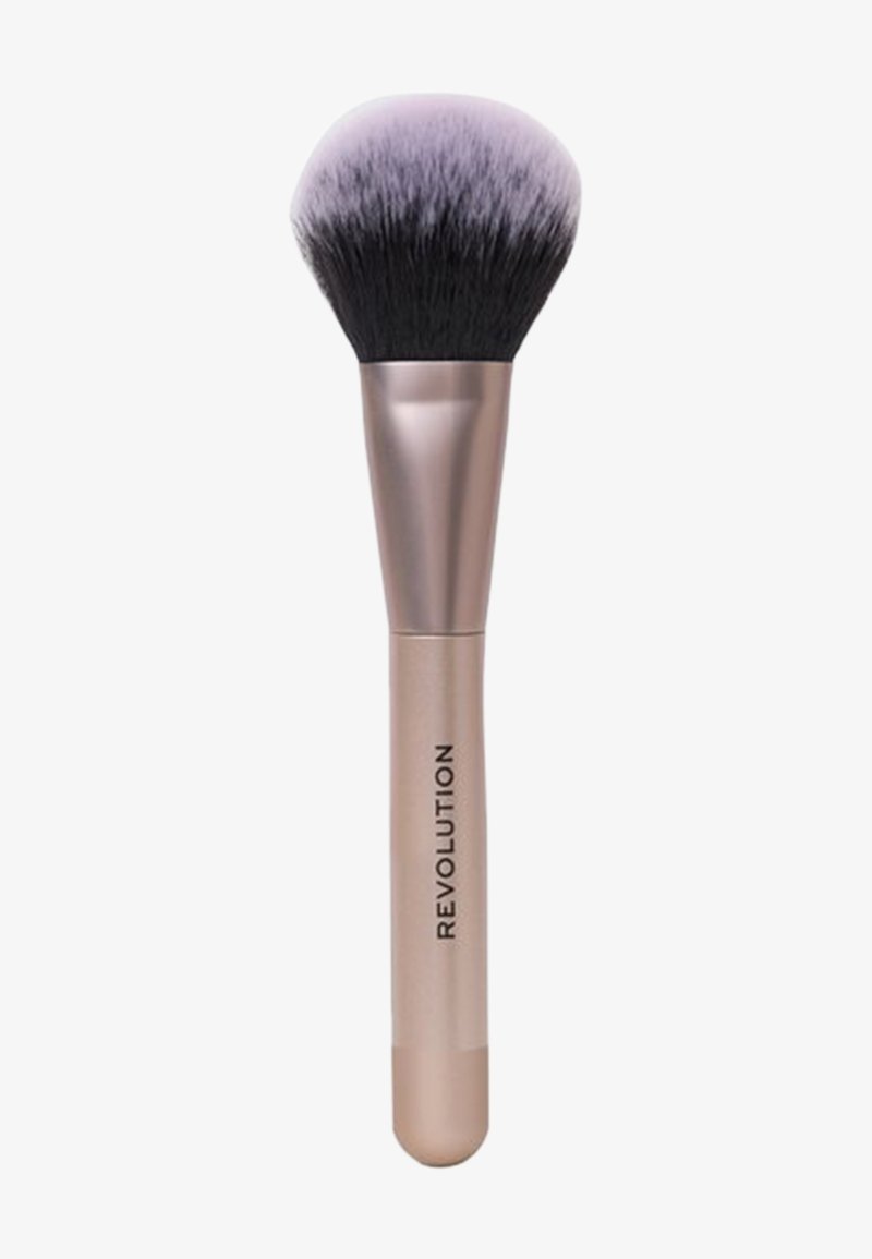 Sminkebørste med et rundt, mykt hode laget av svarte og lavendel børstehår. Håndtaket er i metallisk rosagull med "REVOLUTION" trykket på.