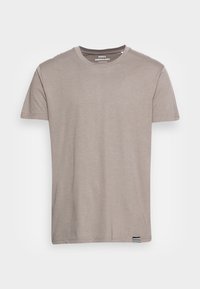 Effen lichtbruin kortdurend katoenen T-shirt met ronde hals, met een klein zwart-wit gestreept label op de onderzoom.