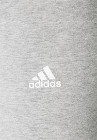 adidas Sportswear Tamprės - medium grey heather/white