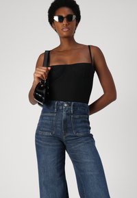 Good American WAIST PALAZZO PATCH POCKETS TROUSER - Wide Leg - indigo