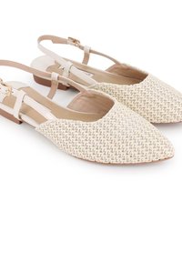 Mocasines tipo slingback con parte superior de tejido beige, diseño de puntera puntiaguda y correa color marrón claro, que cuenta con una pequeña hebilla dorada para ajuste.