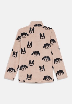 Beige Fleecejacke mit Allover-Muster von schwarzen und weißen Hundegesichtern, mit hohem Kragen und langen Ärmeln, flach auf dem Rücken liegend.