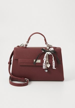 Sac à main bordeaux en simili cuir avec une poignée supérieure et une bandoulière réglable ; présente des charms décoratifs, des accents en dentelle et des ferrures en argent.