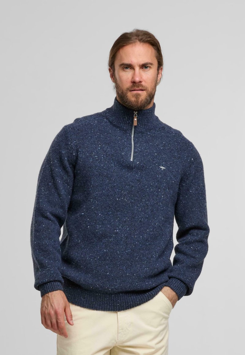 Marineblau gestrickter Pullover mit Viertelreißverschluss und gepunkteter Textur, gerippten Bündchen und Saum, ausgestattet mit einem Leder-Ziehharmonika an dem Reißverschluss.