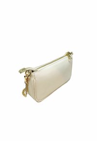 Vaalea beige nahkainen clutch, jossa on suorakaiteen muotoinen muoto, kultasävyinen vetoketju, ketjuyksityiskohta ja sileä tekstuuri. Kompakti muotoilu välttämättömyyksille.