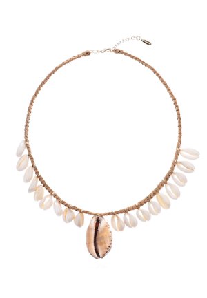 Collier en fibres naturelles tressées avec des accents de coquillages blancs, un pendentif rond en coquillage cauri, et de petits détails métalliques.