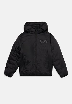 Giacca imbottita nera con zip, cappuccio e due tasche frontali, con piccolo logo bianco ricamato sul petto sinistro.