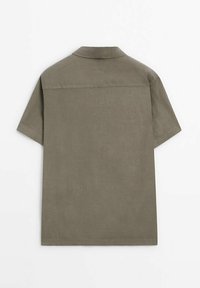 Korte mouwen shirt in een gedempt olijfgroen, gemaakt van textuurstof, met een klassieke kraag en eenvoudig ontwerp van de achterste yoke.