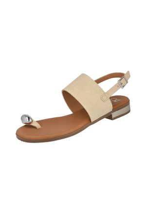 Sandalia beige de punta abierta con una tira ancha, hebilla en el tobillo, suela plana y detalle metálico en el anillo del dedo.