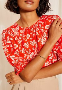 Friends Like These ROUND NECK SHIRRED CUFF SHORT SLEEVE - Blúz - red floral