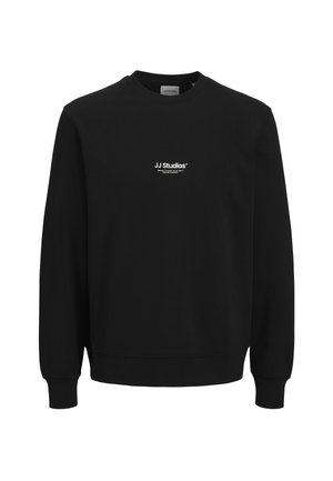 Czarna bawełniana bluza z długim rękawem, okrągłym dekoltem i elastycznymi mankietami. Na przodzie znajduje się logo "JJ Studios" w białym kolorze.