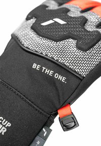 Schwarze Sporthandschuhe mit griffiger Textur in einem gewebten Muster, einem auffälligen Logo und einem orangefarbenen Akzentriemen mit verstellbarem Clip.