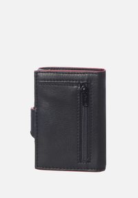 Zwarte leren portemonnee met een glanzende afwerking, voorzien van een ritsvak, contrasterende rode stiksel en een slank rechthoekig ontwerp.