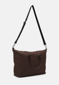 Sac fourre-tout en nylon marron avec une texture lisse, deux poignées et une bandoulière noire réglable. Présente une fermeture à glissière supérieure et des accents en métal argenté.