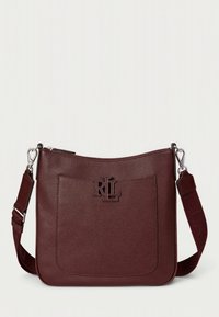 Bordo spalvos odinė krepšys per petį su tekstūruota paviršiaus, turinti priekinius kišenę ir įspaustą logotipą, reguliuojamą dirželį bei sidabrinę metalinę apdailą.