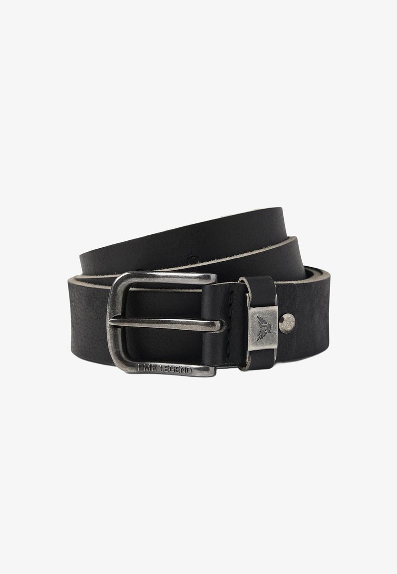 Ceinture en cuir noir avec une boucle en métal argenté. Elle présente une texture lisse, une finition mate et un logo gravé près de la boucle.