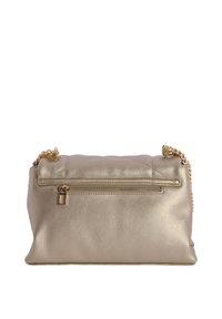 Bolso de mano metálico dorado con un diseño acolchado, correa de cadena y un bolsillo trasero con cremallera. Textura suave y forma rectangular.