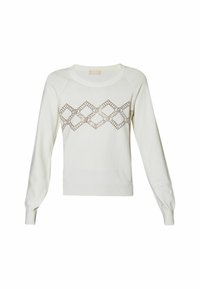Maglione bianco lavorato a maglia con un motivo geometrico composto da forme a diamante e accenti metallici sul petto, maniche lunghe e colletto tondo.