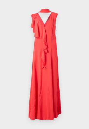 Röd, ärmlös maxiklänning med djup V-hals och volangdetaljer. Tillverkad av lätt tyg med en slät struktur.
