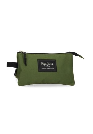 Bolsa rectangular de tela verde oliva con cremallera negra y lazo lateral, con etiqueta "Pepe Jeans London Nineteen Seventy Three" en el frente.