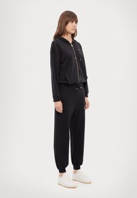 EA7 Emporio Armani PANTALONI - Spodnji deli trenirk - black