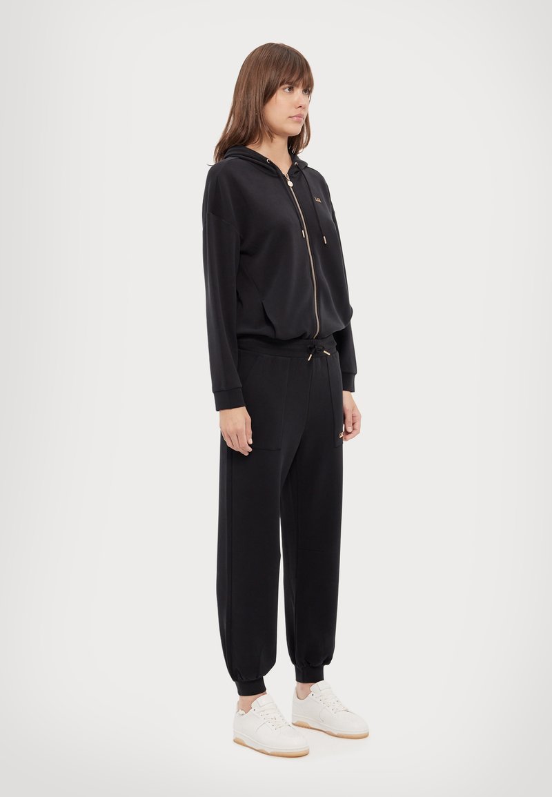 EA7 Emporio Armani PANTALONI - Spodnji deli trenirk - black